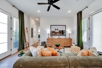 1601 Mustang Dr in Marble Falls, TX - Foto de edificio - Building Photo