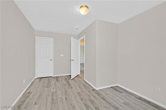 4905 Shady Rim Ct in Las Vegas, NV - Foto de edificio - Building Photo