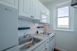 285 Lynn Shore Dr, Unit 710 in Lynn, MA - Foto de edificio - Building Photo