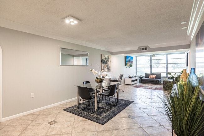 3540 Whitehall Dr in West Palm Beach, FL - Building Photo - Building Photo