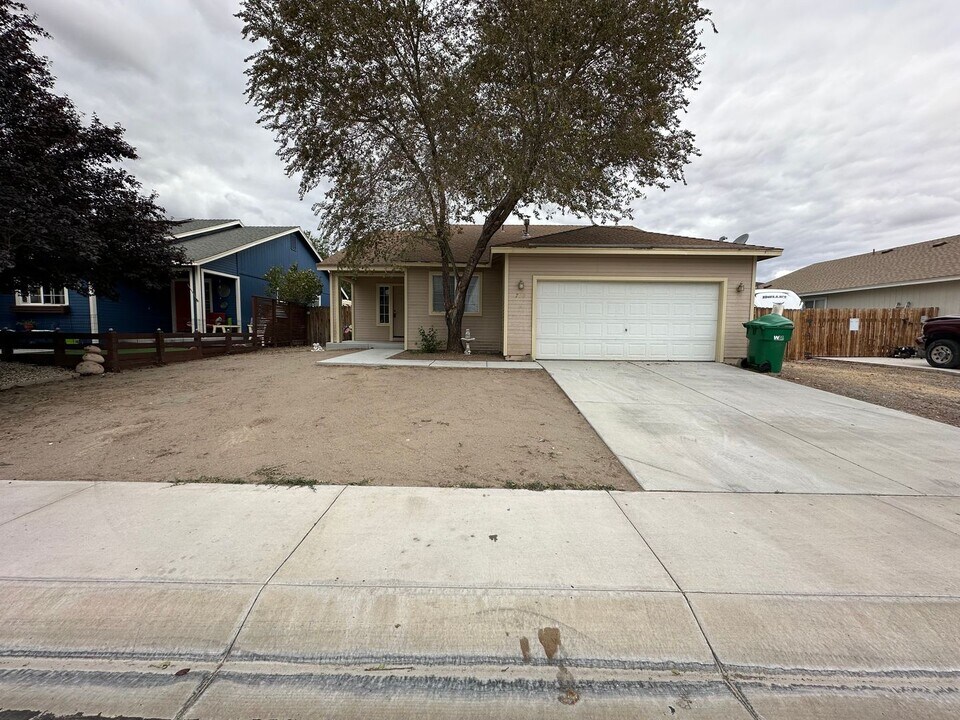 709 Fall in Fernley, NV - Building Photo