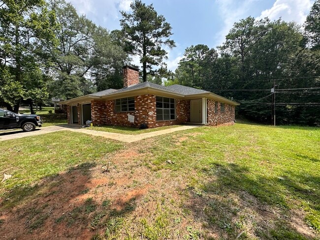 property at 909 Riverbend Annex