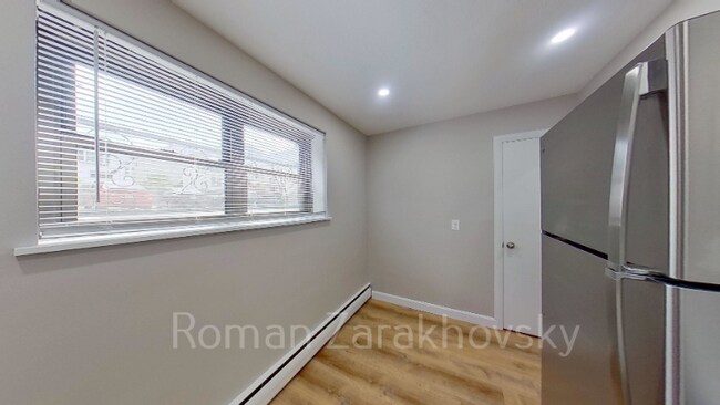 39 Shepard St, Unit 5A in Boston, MA - Foto de edificio - Building Photo