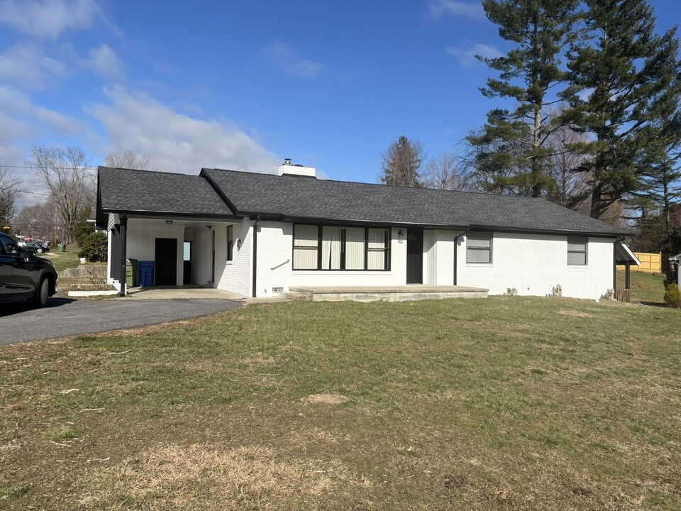 110 S Justice St in Hendersonville, NC - Building Photo