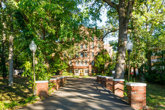 Forest Plaza Apartments in Ann Arbor, MI - Building Photo - Building Photo