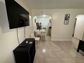 2305 Monroe St in Hollywood, FL - Building Photo - Building Photo