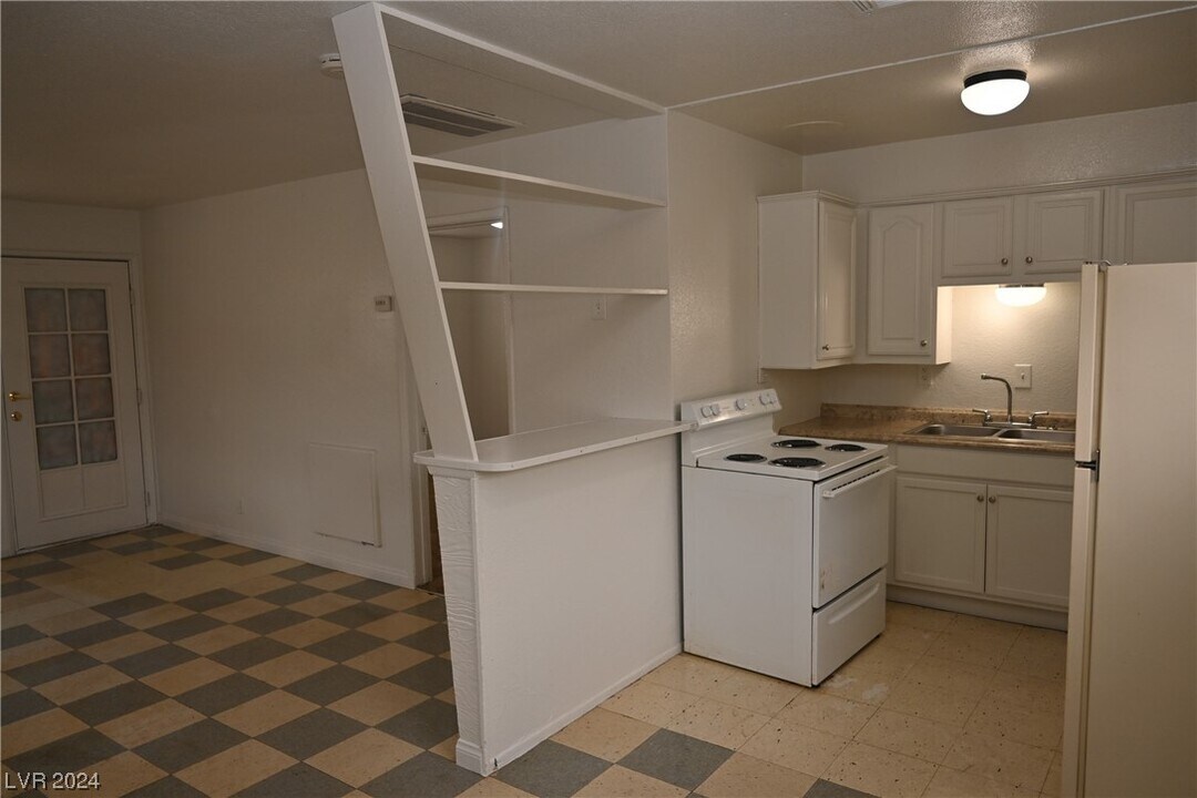 1610 Marlin Ave-Unit -A in Las Vegas, NV - Building Photo