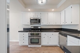 5571 Adobe Falls Rd in San Diego, CA - Building Photo - Building Photo