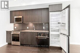 4130 Parkside Village Dr in Mississauga, ON - Building Photo - Building Photo