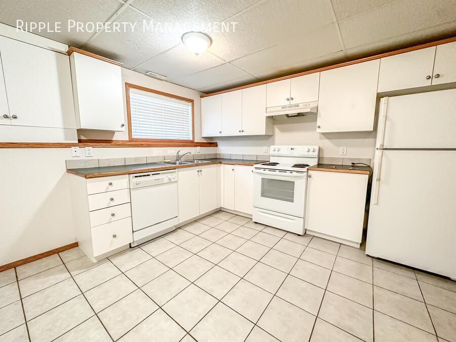 5120-5142 42 St in Olds, AB - Building Photo