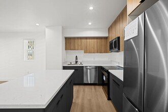 2000 Hillcrest Dr, Unit 2000 in Los Angeles, CA - Building Photo - Building Photo