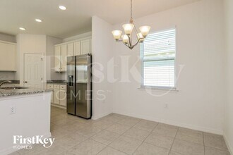 1642 Isleta Lp in Kissimmee, FL - Foto de edificio - Building Photo