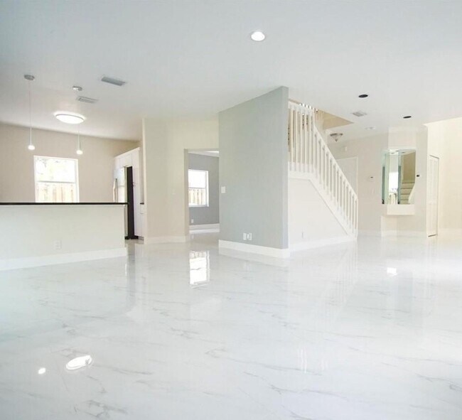 1621 SW 102nd Ave in Pembroke Pines, FL - Building Photo - Building Photo