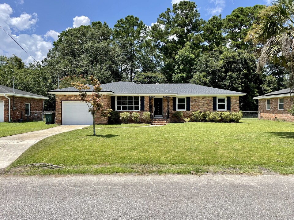 1240 Woodside Dr in Hanahan, SC - Building Photo