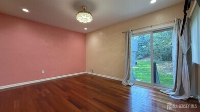 5 Viburnum Ct in East Brunswick, NJ - Building Photo - Building Photo