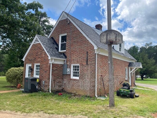10318 Cox Rd in Ford, VA - Foto de edificio - Building Photo
