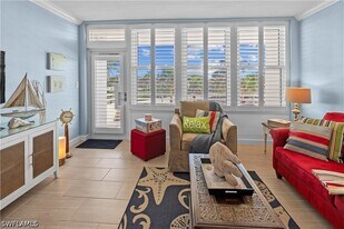 240 Seaview Ct in Marco Island, FL - Building Photo