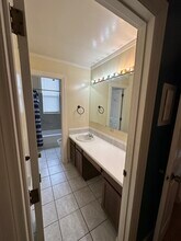 8 W Hollister St, Unit 8 West Hollister Apt 2 in Cincinnati, OH - Foto de edificio - Building Photo