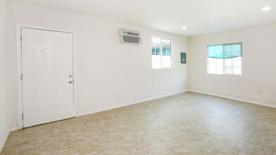 1206 Mountain View St in San Fernando, CA - Building Photo - Building Photo