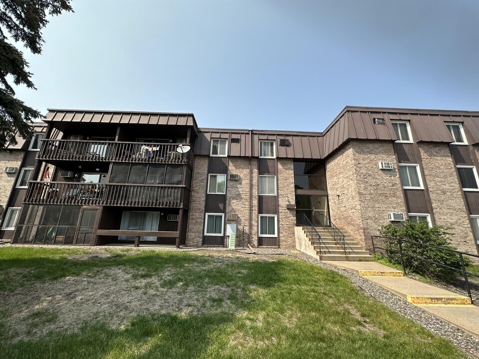 4207 Lakeside Ave N in Brooklyn Center, MN - Building Photo