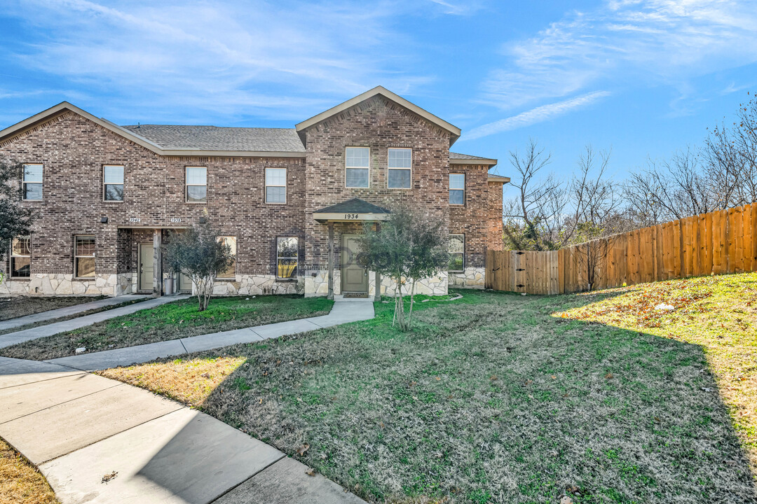 1934 Timber Oaks Dr in Garland, TX - Building Photo