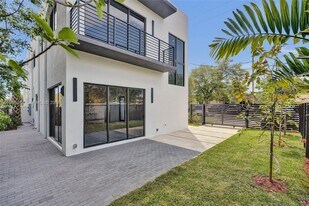2421 SW 16th Ter in Miami, FL - Building Photo