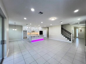 8265 Bayliss Ct in Alafaya, FL - Foto de edificio - Building Photo