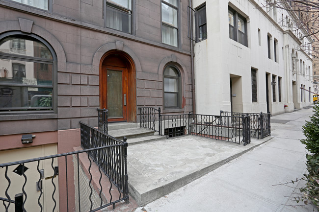 102 E 35th St in New York, NY - Building Photo - Building Photo