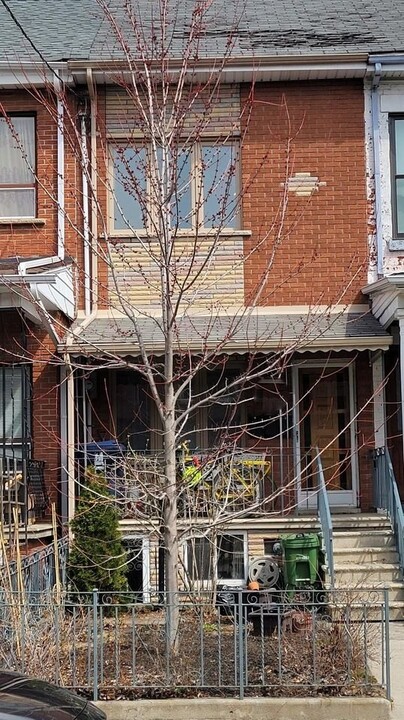 115 Montrose Av in Toronto, ON - Building Photo
