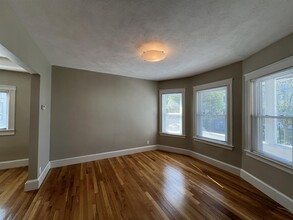 63 Boston Ave, Unit 1 in Somerville, MA - Foto de edificio - Building Photo