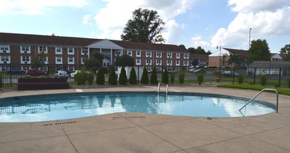 Boulevard Club Apartments in Boardman, OH - Building Photo - Building Photo