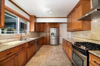 17601 Tarzana St in Encino, CA - Building Photo - Building Photo