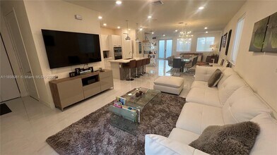 6612 NW 103rd Pkwy in Doral, FL - Building Photo - Building Photo
