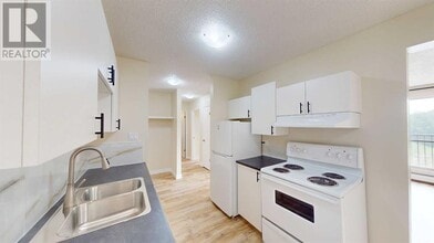 10222-105 105 Ave in Grande Prairie, AB - Building Photo - Building Photo