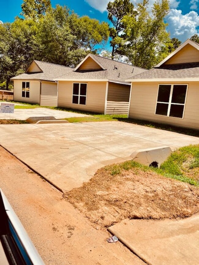 11720 White Cedar St in Willis, TX - Building Photo - Building Photo