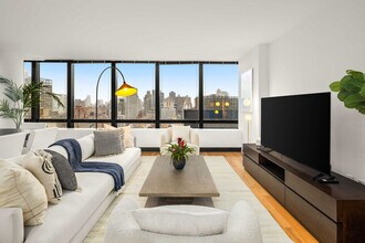 1113 York Ave in New York, NY - Foto de edificio - Building Photo