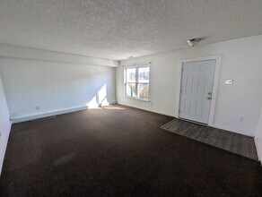 136 Colonial Square Pl in Lindenwold, NJ - Building Photo - Building Photo
