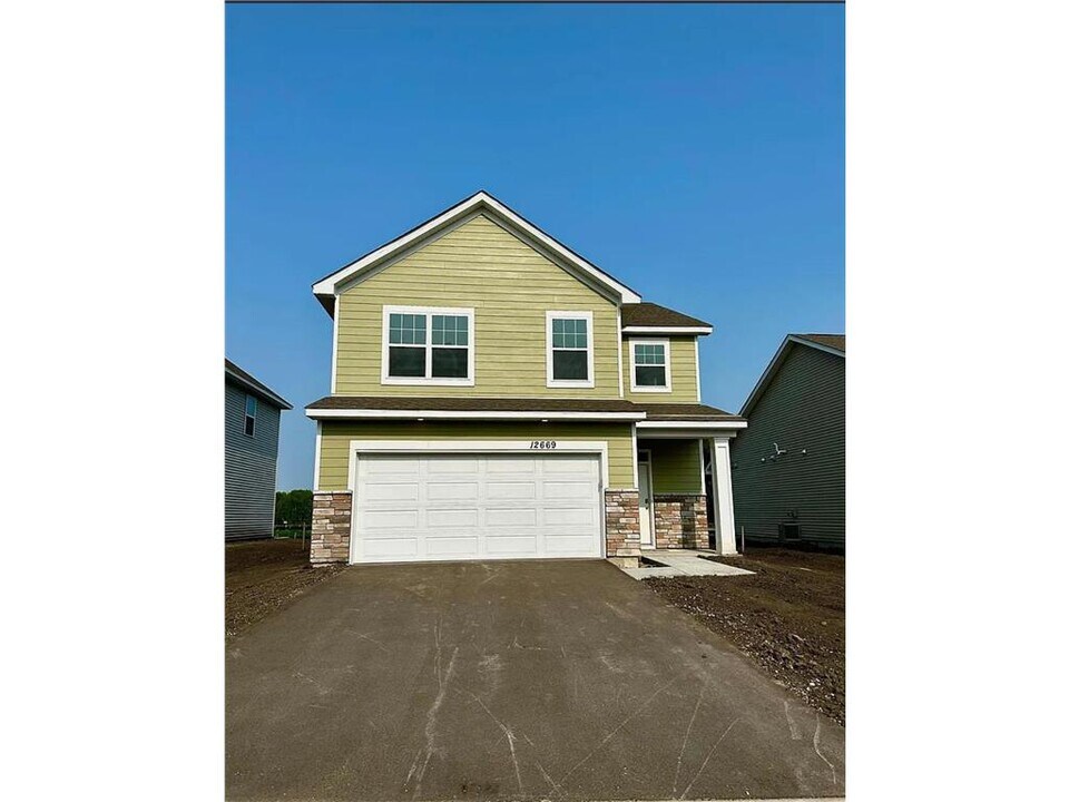 12669 Erskin St NE in Blaine, MN - Building Photo