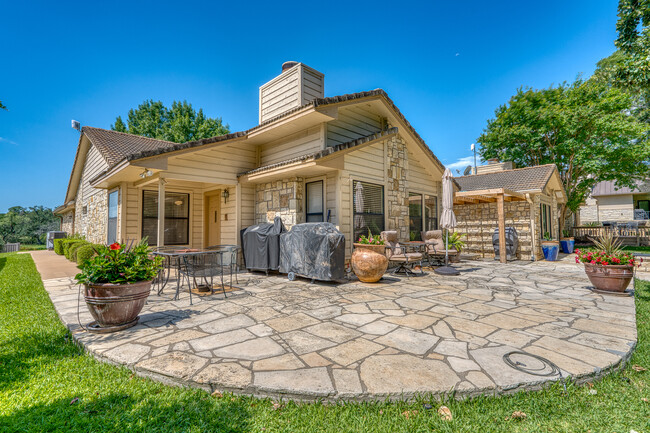 302 Faultline Dr in Horseshoe Bay, TX - Building Photo - Building Photo