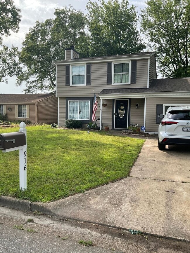 property at 916 Chatsworth Dr
