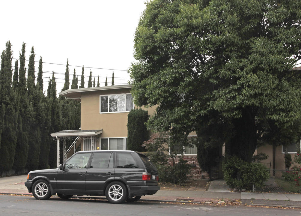 123 Redwood Ave in Redwood City, CA - Building Photo