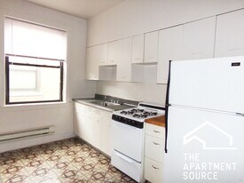 1025 Dempster St, Unit E3 in Evanston, IL - Building Photo