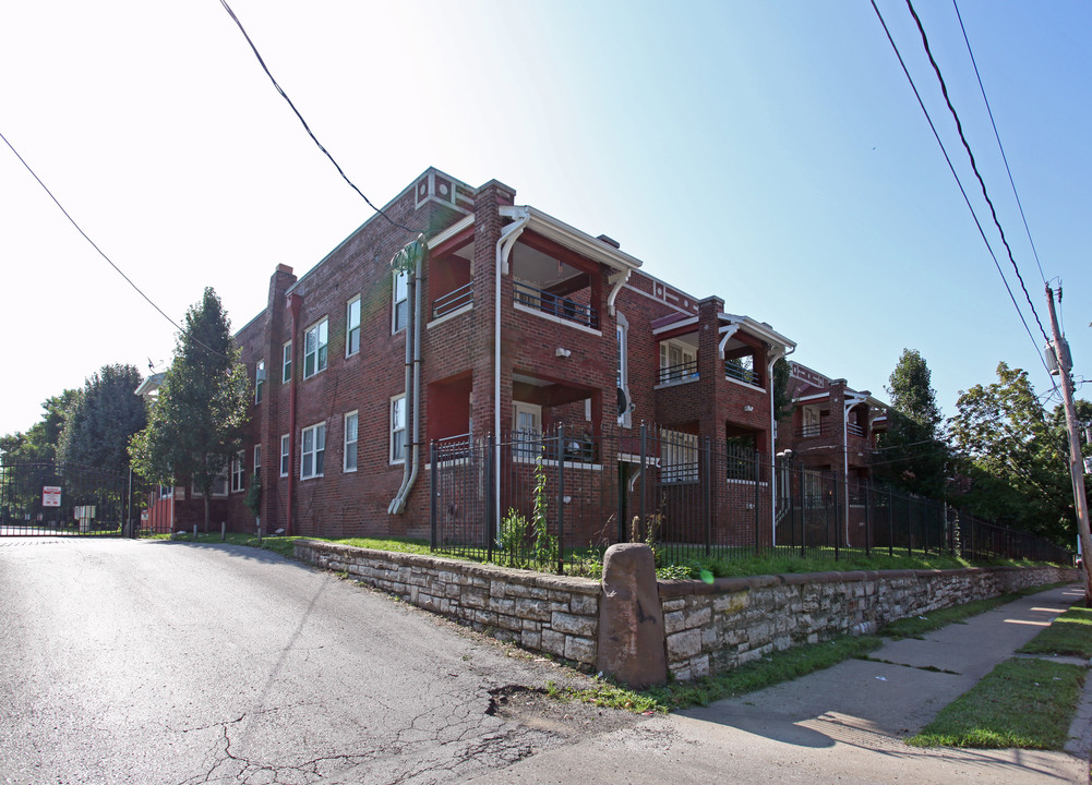 Stonewall Court in Kansas City, MO - Building Photo