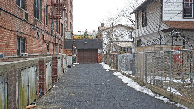 1075 Sheepshead Bay Rd in Brooklyn, NY - Foto de edificio - Building Photo