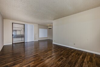 Belmont Plaza Apartment in Glendale, CA - Building Photo - Interior Photo