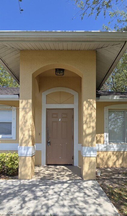 927 SE 14th St in Cape Coral, FL - Building Photo