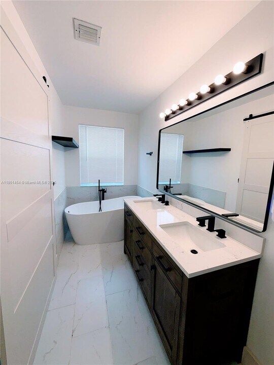 1120 Canella Ln in Hollywood, FL - Building Photo