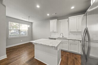 2051 S Florida Way in Fayetteville, AR - Foto de edificio - Building Photo