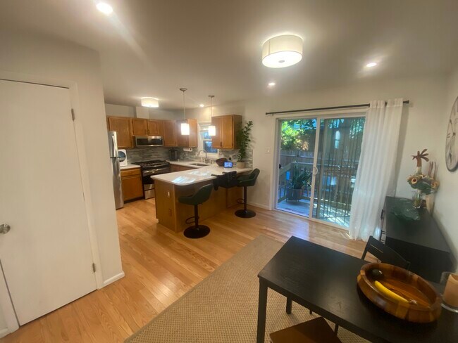 2 Howe Ter, Unit #3 in Boston, MA - Foto de edificio - Building Photo