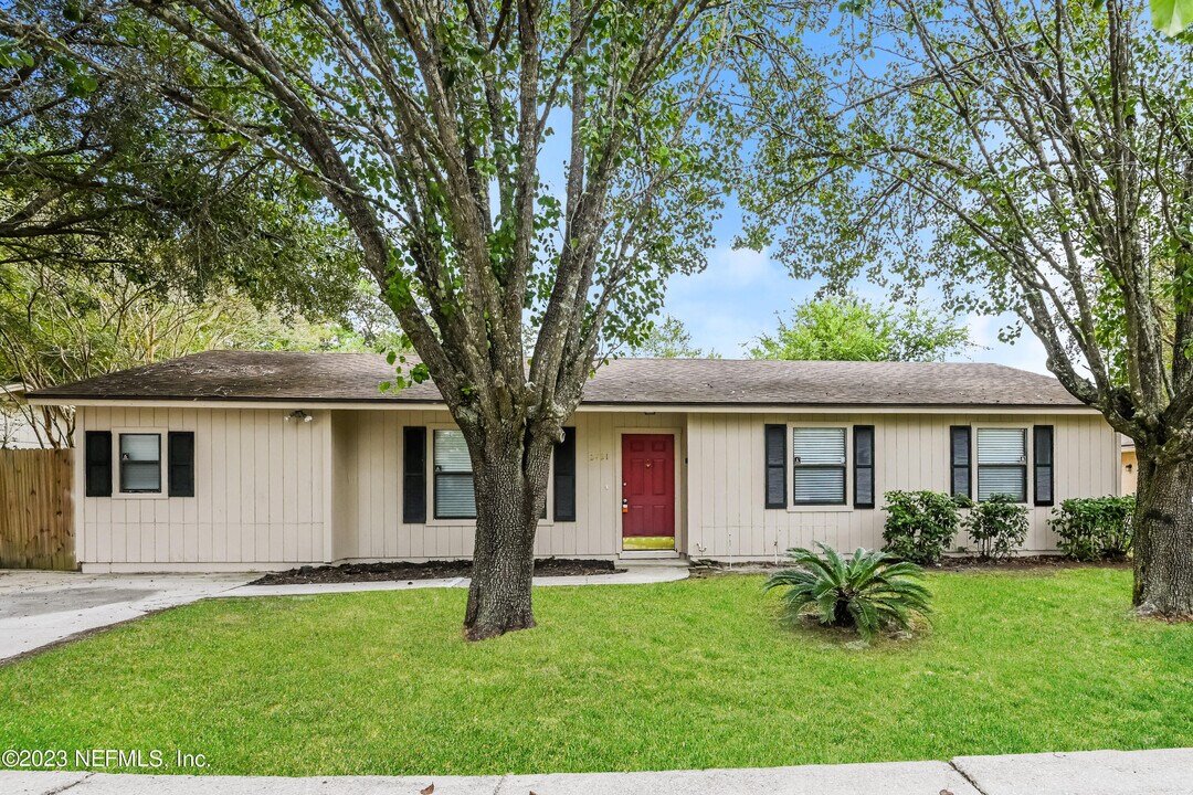 2421 Olson Ln in Jacksonville, FL - Foto de edificio